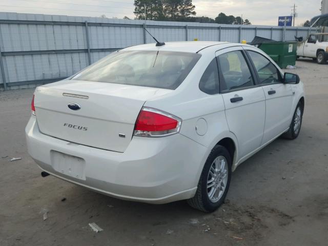 1FAHP3FN5AW189090 - 2010 FORD FOCUS SE WHITE photo 4