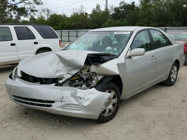 4T1BE32K52U004479 - 2002 TOYOTA CAMRY LE SILVER photo 2
