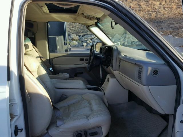 3GNGK26U51G120962 - 2001 CHEVROLET SUBURBAN K WHITE photo 5