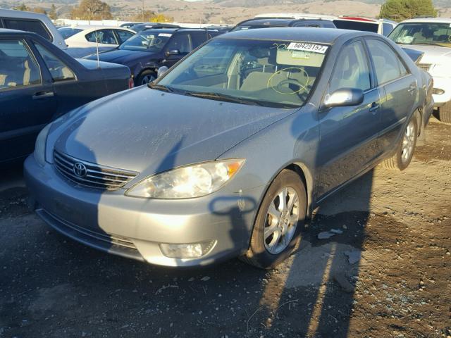 4T1BE30K95U985021 - 2005 TOYOTA CAMRY LE SILVER photo 2