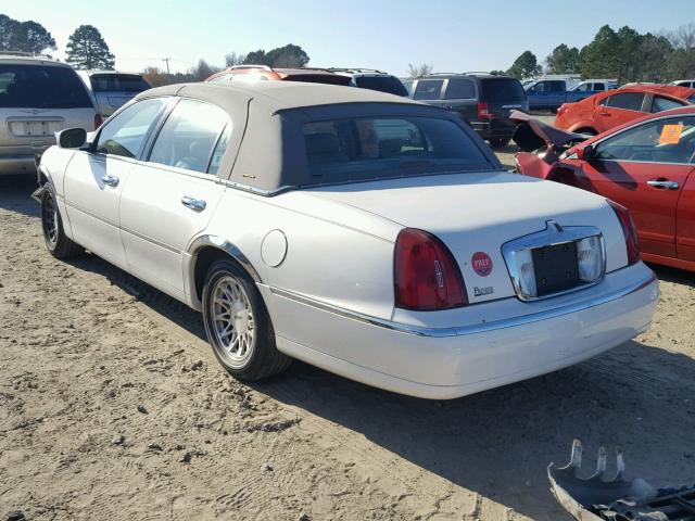 1LNHM82W3XY617309 - 1999 LINCOLN TOWN CAR S WHITE photo 3