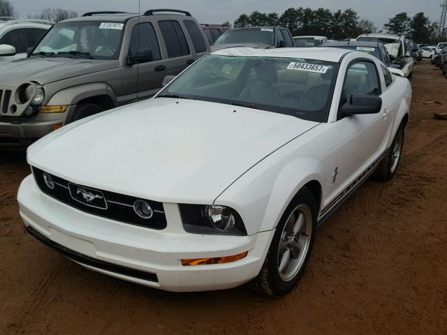 1ZVFT80N865237971 - 2006 FORD MUSTANG WHITE photo 2