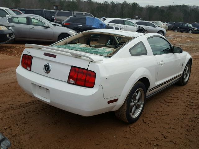 1ZVFT80N865237971 - 2006 FORD MUSTANG WHITE photo 4