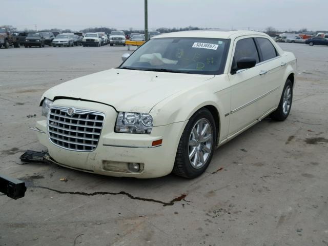 2C3CA5CV5AH269062 - 2010 CHRYSLER 300 TOURIN CREAM photo 2