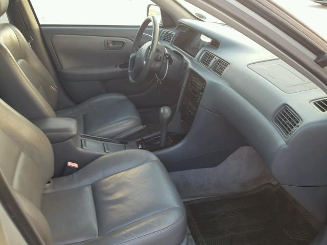 4T1BF28K1YU094785 - 2000 TOYOTA CAMRY LE 银色 照片 5