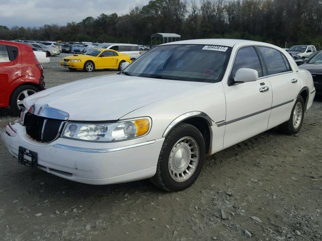 1LNHM81W0YY869912 - 2000 LINCOLN TOWN CAR E WHITE photo 2