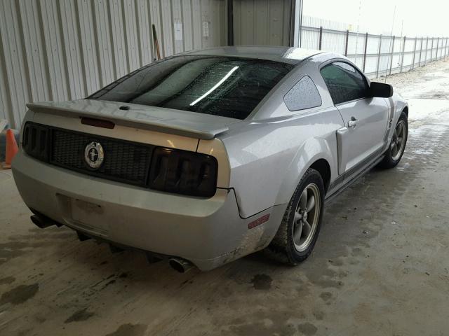 1ZVHT80N395141338 - 2009 FORD MUSTANG SILVER photo 4