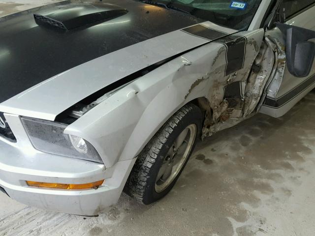 1ZVHT80N395141338 - 2009 FORD MUSTANG SILVER photo 9