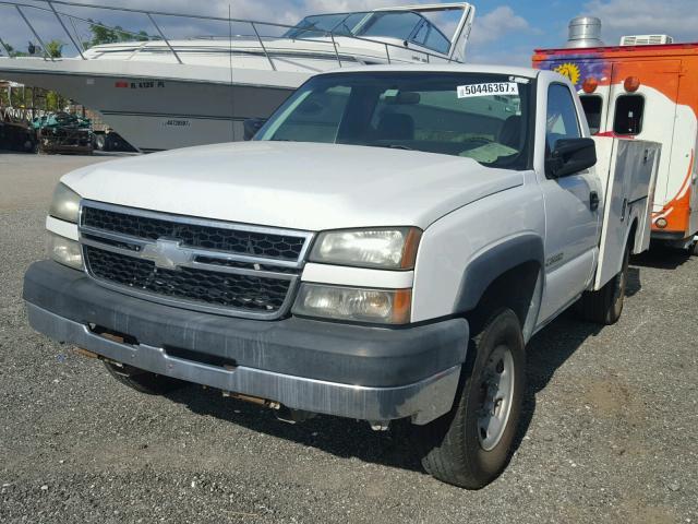 1GBHC24U16E255825 - 2006 CHEVROLET SILVERADO WHITE photo 2