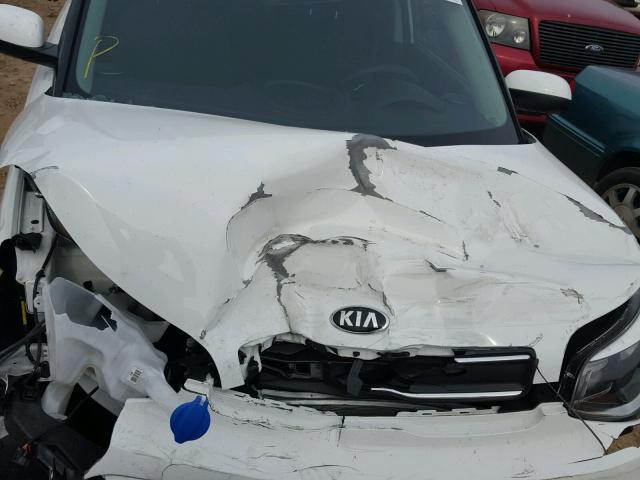 KNDJN2A28H7473763 - 2017 KIA SOUL WHITE photo 7