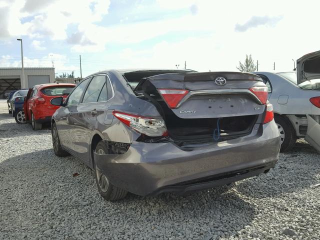 4T1BF1FK6GU173901 - 2016 TOYOTA CAMRY LE ნაცრისფერი ფოტო 3