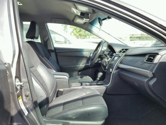 4T1BF1FK6GU173901 - 2016 TOYOTA CAMRY LE ნაცრისფერი ფოტო 5