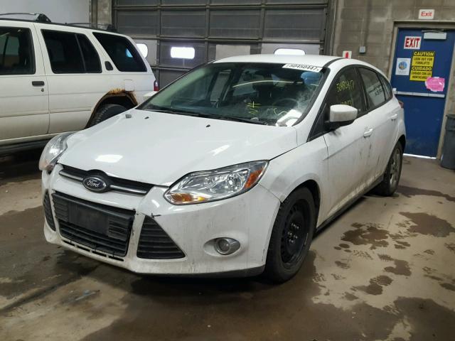 1FAHP3K26CL382719 - 2012 FORD FOCUS SE WHITE photo 2