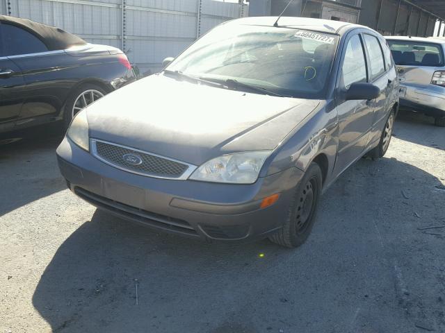 3FAFP37N45R138985 - 2005 FORD FOCUS ZX5 GRAY photo 2