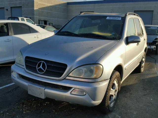 4JGAB54E52A328637 - 2002 MERCEDES-BENZ ML 320 SILVER photo 2