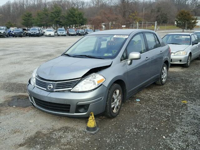 3N1BC11E99L374383 - 2009 NISSAN VERSA S GRAY photo 2