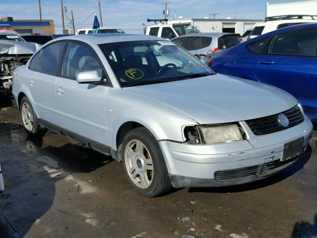 WVWPD23B5YP433652 - 2000 VOLKSWAGEN PASSAT GLX SILVER photo 1