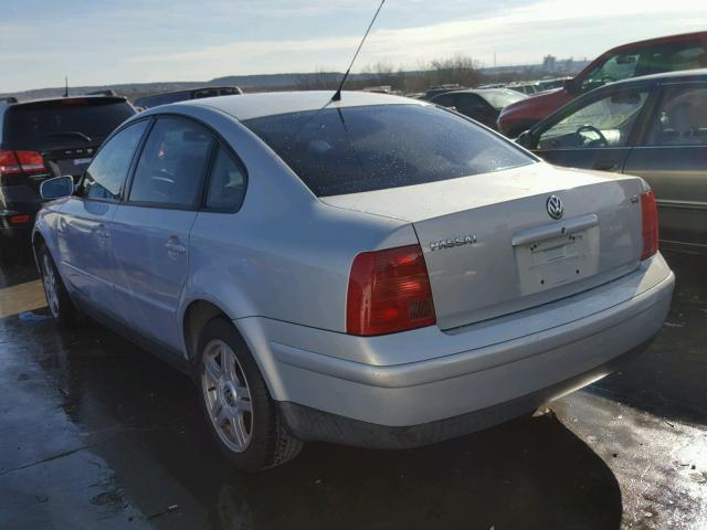 WVWPD23B5YP433652 - 2000 VOLKSWAGEN PASSAT GLX SILVER photo 3