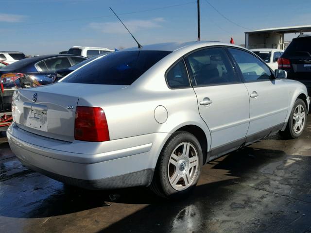 WVWPD23B5YP433652 - 2000 VOLKSWAGEN PASSAT GLX SILVER photo 4