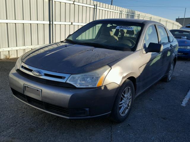 1FAHP3FN4AW121816 - 2010 FORD FOCUS SE GRAY photo 2