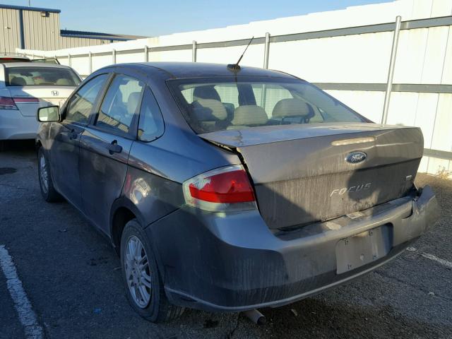 1FAHP3FN4AW121816 - 2010 FORD FOCUS SE GRAY photo 3