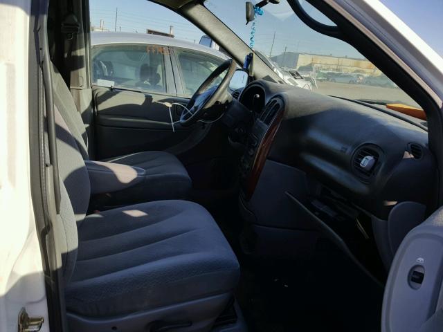 2C4GP44R45R176315 - 2005 CHRYSLER TOWN & COU WHITE photo 5