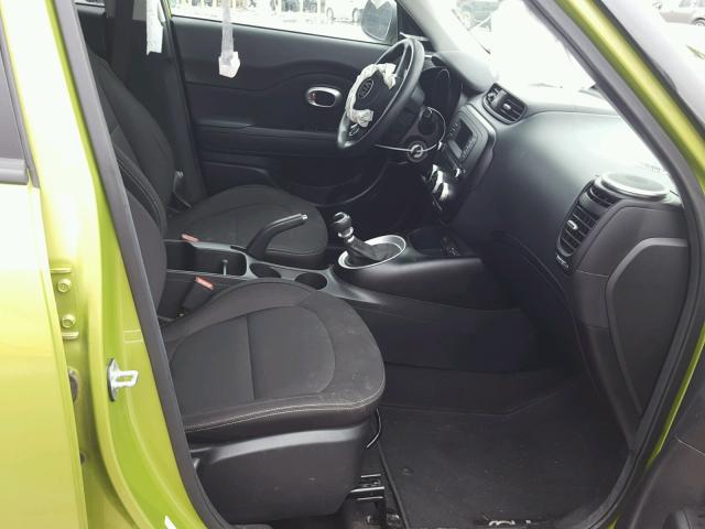 KNDJN2A21G7863599 - 2016 KIA SOUL GREEN photo 5