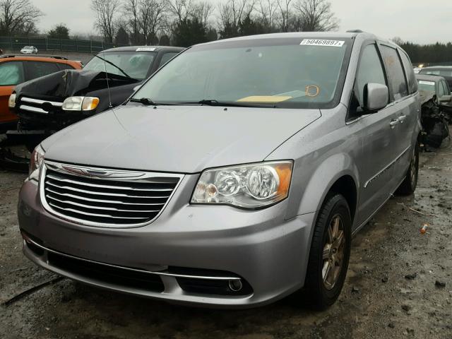 2C4RC1BG7DR629720 - 2013 CHRYSLER TOWN & COU SILVER photo 2