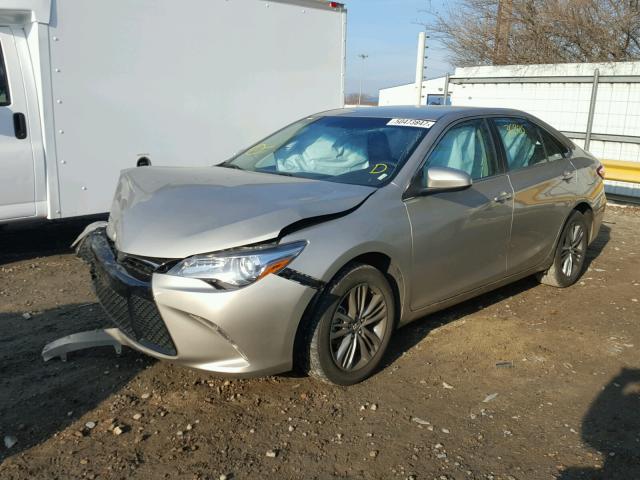 4T1BF1FK8HU303954 - 2017 TOYOTA CAMRY LE ბეჟი ფოტო 2