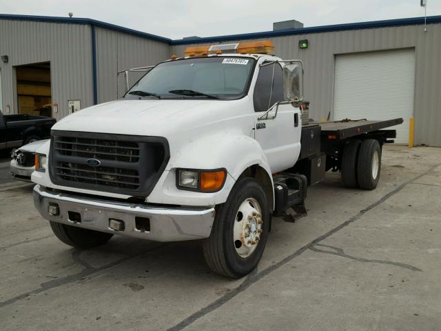 3FDNF65632MA01790 - 2002 FORD F650 SUPER WHITE photo 2