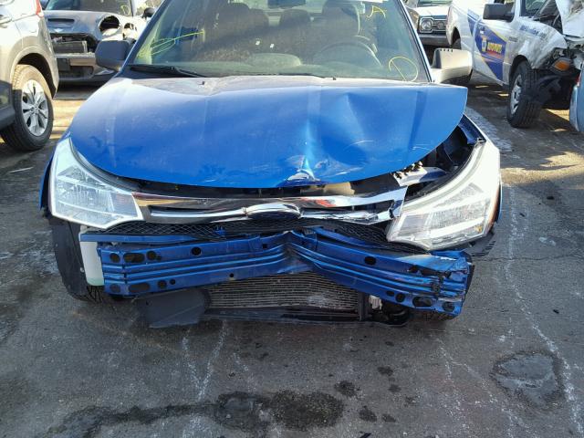 1FAHP3FNXAW120010 - 2010 FORD FOCUS SE BLUE photo 9