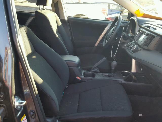 JTMZFREV9HJ128919 - 2017 TOYOTA RAV4 LE Boz foto 5