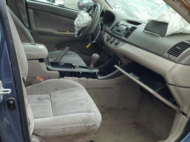 4T1BE32K32U556126 - 2002 TOYOTA CAMRY LE ლურჯი ფოტო 5