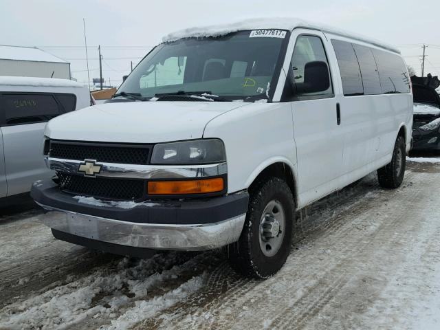 1GAHG39K481146338 - 2008 CHEVROLET EXPRESS G3 WHITE photo 2