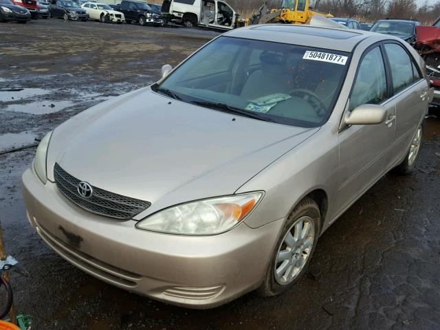 4T1BE32K82U559796 - 2002 TOYOTA CAMRY LE BEIGE photo 2