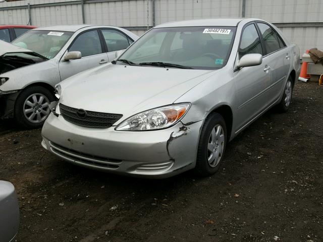 4T1BE32K24U875522 - 2004 TOYOTA CAMRY LE ვერცხლისფერი ფოტო 2