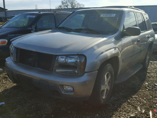 1GNDT13S422386657 - 2002 CHEVROLET TRAILBLAZE SILVER photo 2