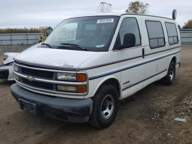 1GBFG15M1T1041571 - 1996 CHEVROLET G10 WHITE photo 2