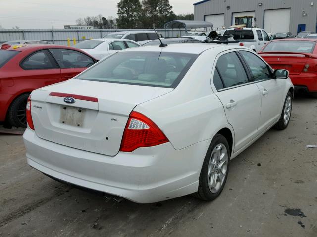 3FAHP0HA2AR320634 - 2010 FORD FUSION SE WHITE photo 4