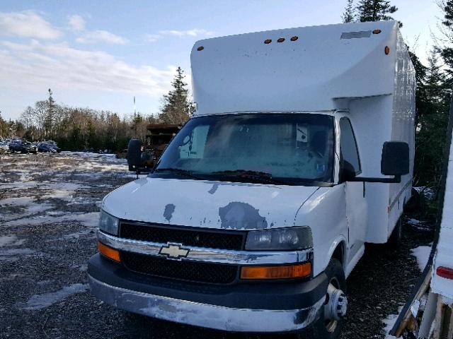 1GBJG312271169365 - 2007 CHEVROLET EXPRESS G3 WHITE photo 2