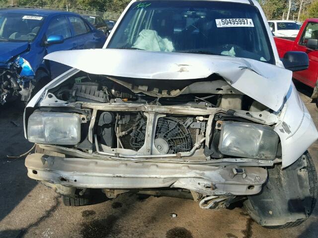 2CNBE13C736952877 - 2003 CHEVROLET TRACKER WHITE photo 9