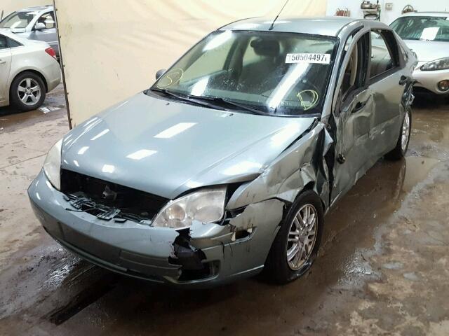 1FAFP34N65W239575 - 2005 FORD FOCUS ZX4 GRAY photo 2