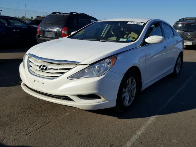 5NPEB4AC9CH422386 - 2012 HYUNDAI SONATA GLS WHITE photo 2