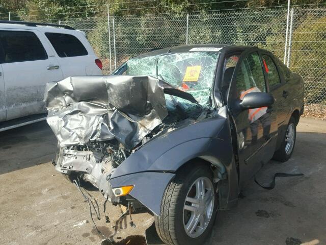 1FAFP34394W137040 - 2004 FORD FOCUS SE C GRAY photo 2