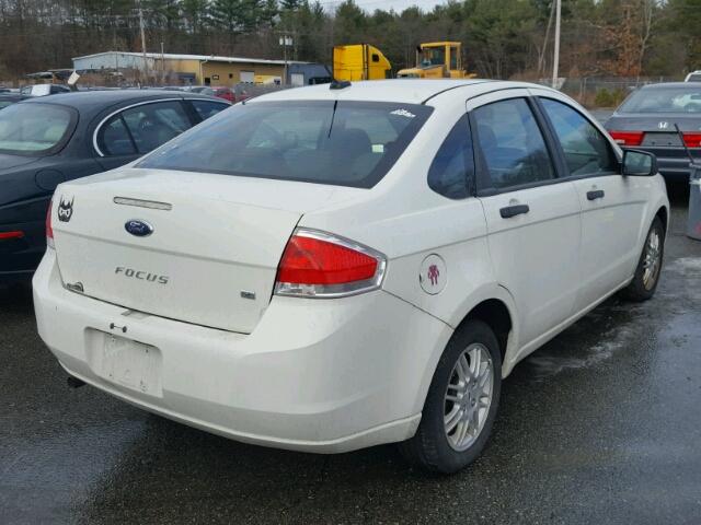 1FAHP3FN6AW199370 - 2010 FORD FOCUS SE WHITE photo 4