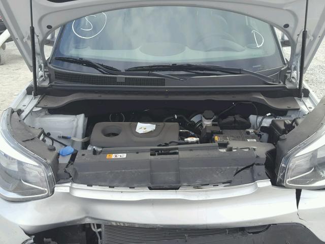 KNDJN2A24H7483450 - 2017 KIA SOUL SILVER photo 7