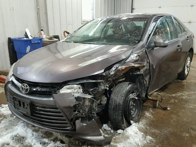 4T4BF1FK9FR493170 - 2015 TOYOTA CAMRY LE GRAY photo 2