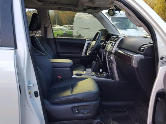 JTEBU5JR6H5460877 - 2017 TOYOTA 4RUNNER SR Biały zdjęcie 5