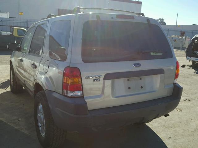 1FMYU93154KA47174 - 2004 FORD ESCAPE XLT GOLD photo 3