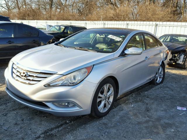 5NPEC4AC3CH325035 - 2012 HYUNDAI SONATA SE SILVER photo 2